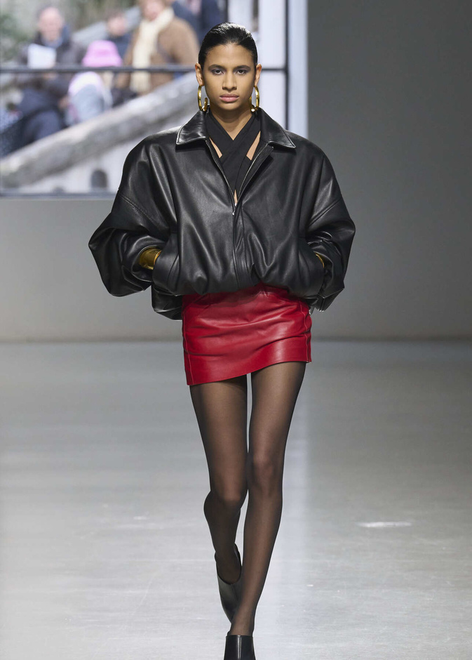 موضة التنانير الحمراء الجلدية لإطلالة تشع جاذبية