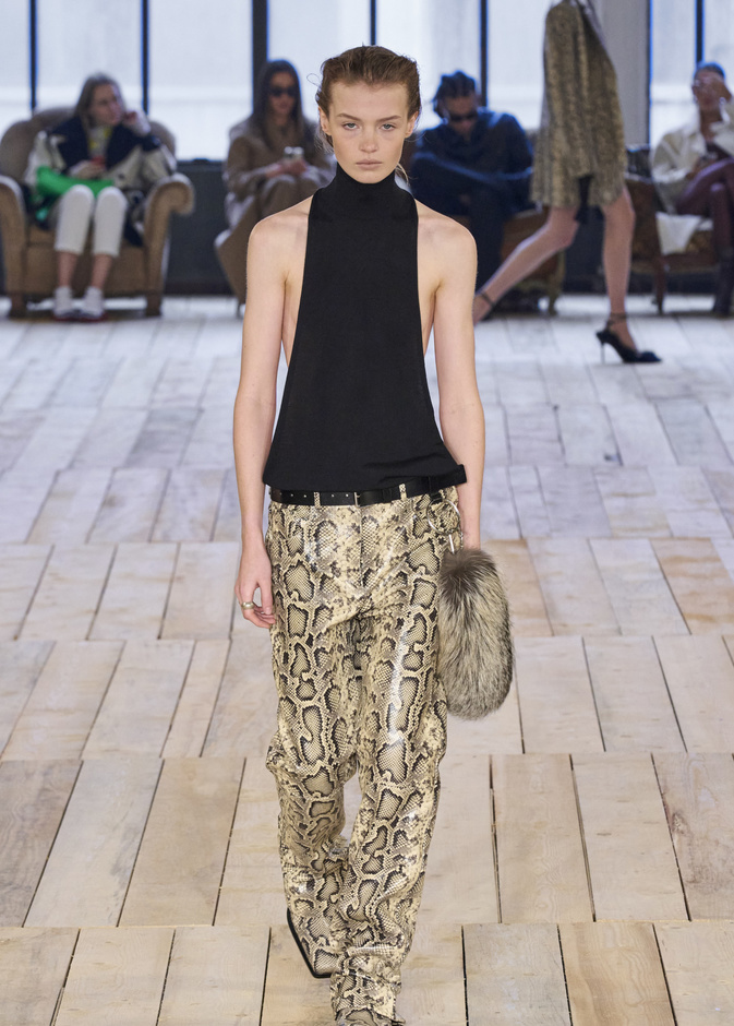 موضة السراويل المطبعة بنقشات جلد الأفعى