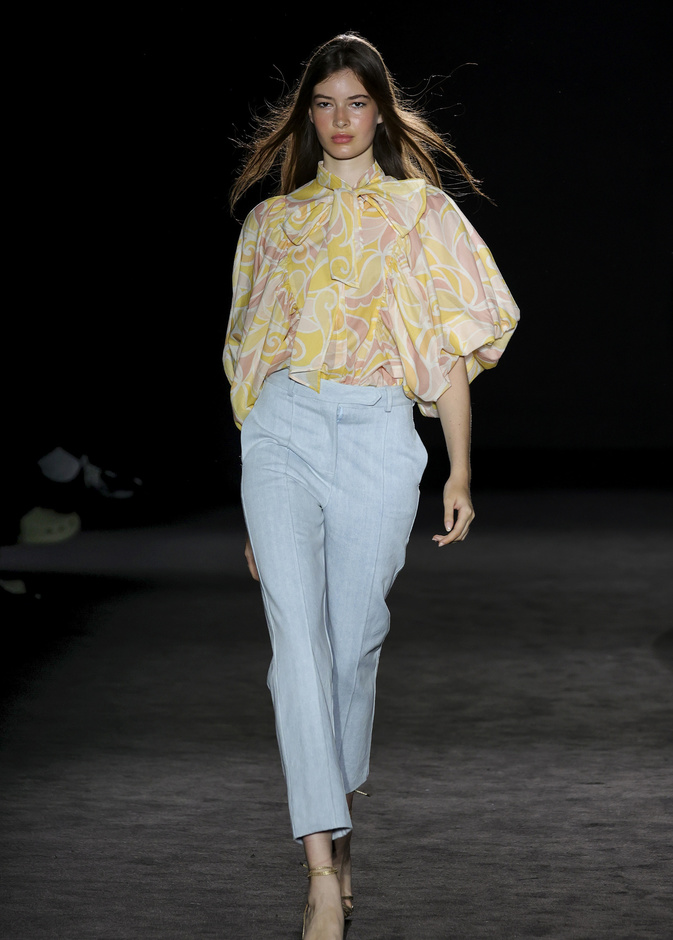 موضة السروال الأزرق الفاتح صيحة تبعد ملل الشتاء