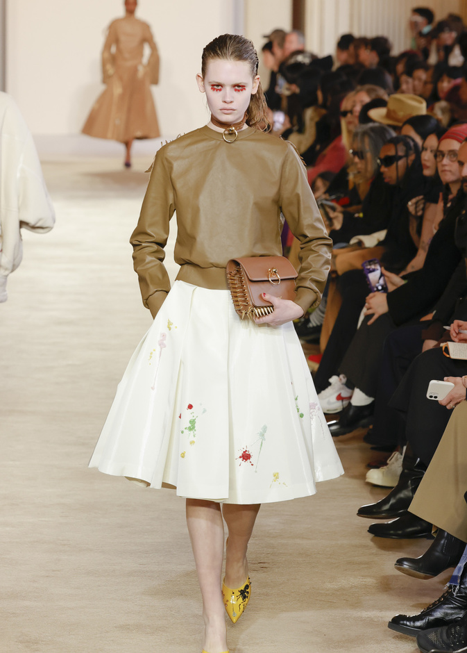 موضة التنانير البيضاء تتخطى التقاليد بقصاتها وأقمشتها المقبلة