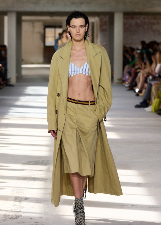 "السهل لا يجب أن يكون مملاً" والدليل مجموعة Dries Van Noten لربيع 2024