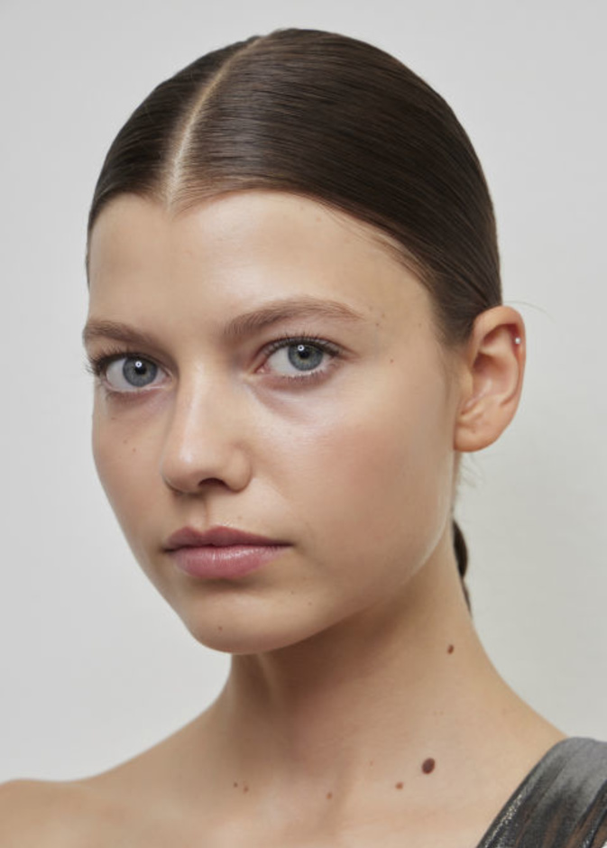 خطوات جمالية لتوحيد لون البشرة قبل الشتاء .. إليك المستحضرات المجربة لتطبيقها