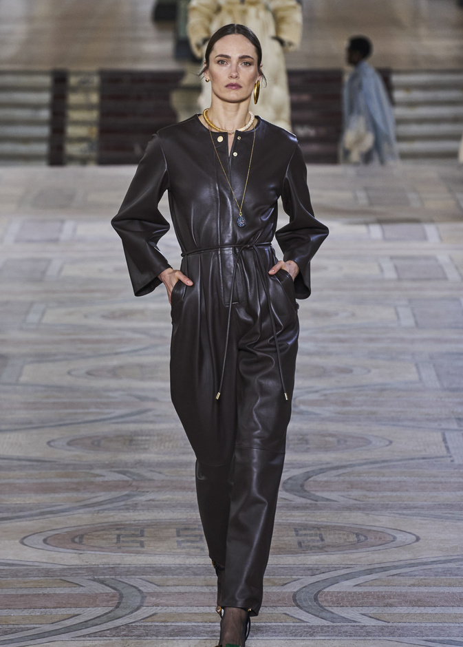 موضة الجمبسوت الجلدي صيحات جريئة ومناسبة لذوقك