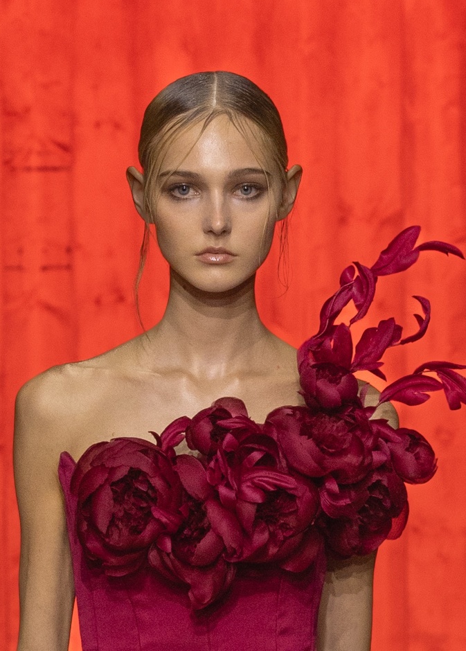 الغرّة المبعثرة وأحمر الشفاه القوي يطبعان اليوم الأول في افتتاح أسبوع الموضة في الرياض.. شاهدي