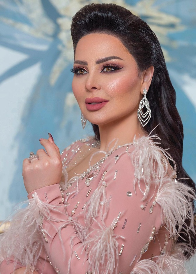ديانا كرزون بالمكياج الوردي