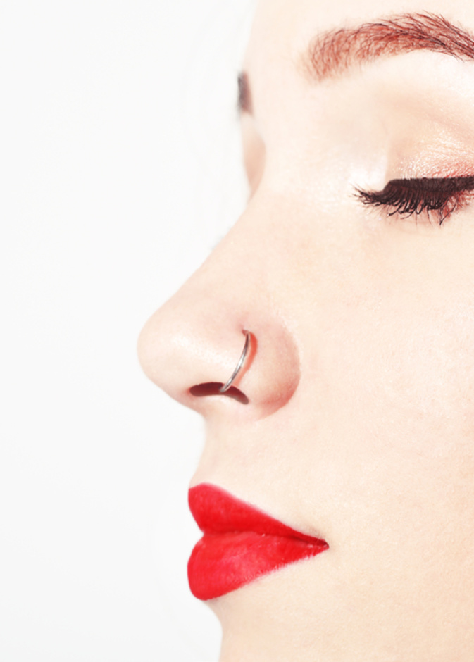 أضرار صحية كثيرة لثقب الأنف... احذري منها