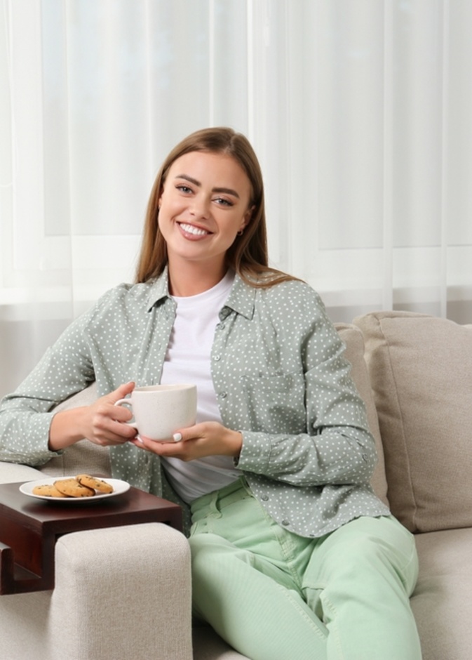 استبدلي طاولة القهوة بمسند ذراع خشبي أنيق