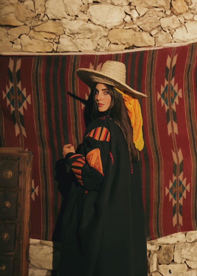 الجبة من دار التصميم السعودية دار قرمز 