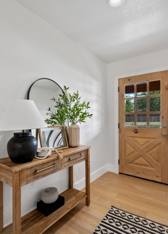 6 قواعد اتبعيها لتعزيز الضوء في مدخل المنزل الصغير والمظلم