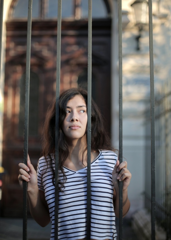 الاغتراب النفسي سجّن تضّيع فيه حياة المرأة... ماهو وكيف يُمكن الخروج منه؟