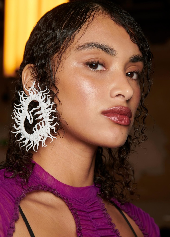  احصلي على حواجب كثيفة وسميكة تجميلياً في يوم الاتحاد