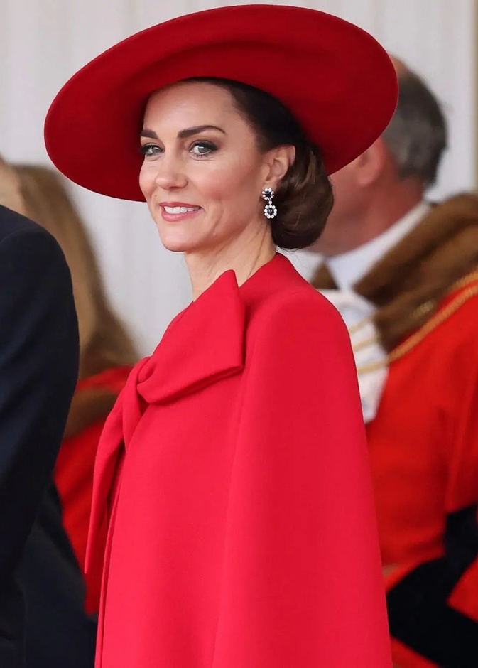 رسمات المكياج الداكن بأسلوب كيت ميدلتون-الصورة من حساب coutureandroyals على انستغرام