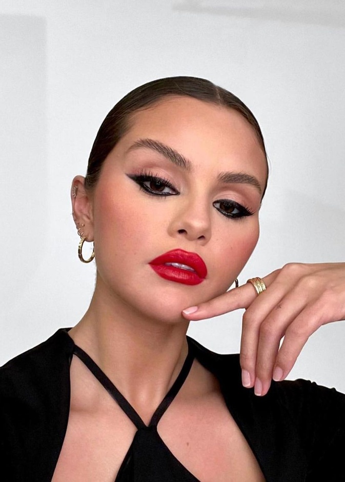 ألوان أحمر شفاه حمراء لإطلالات الشتاء