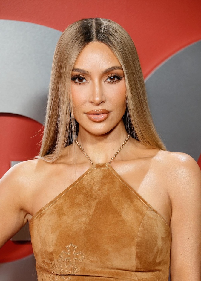 إطلالة كيم كارداشيان ترسّخ قواعد جمالية جديدة