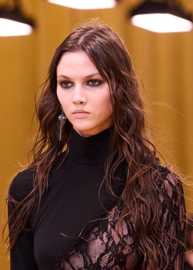 صيحات لون الشعر البني بتدرجات الشوكولا على طريقة دار Roberto Cavalli