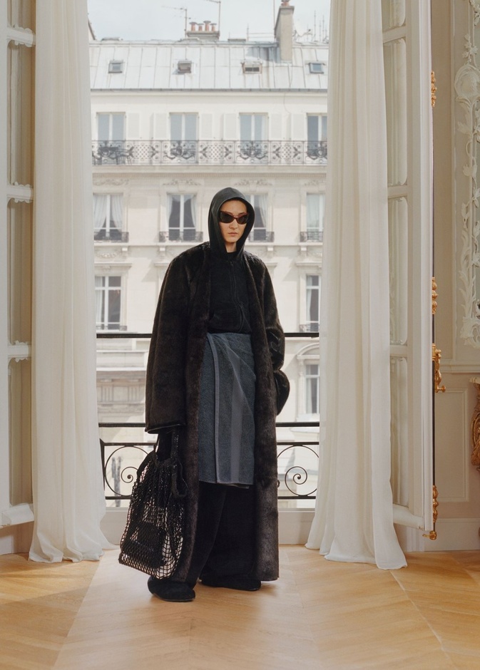 تنورة Balenciaga "المنشفة" تثير الجدل بتصميمها وسعرها