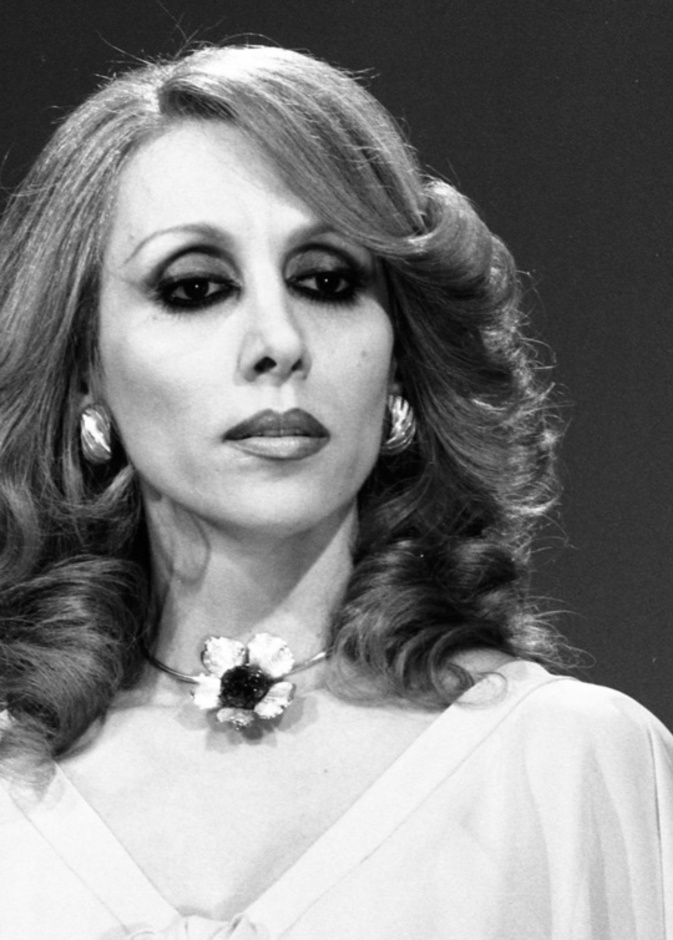 المكياج السموكي وتسريحات الشعر الكلاسيكية يطبعان إطلالات الفنانة فيروز في مشوارها الفني.. بالصور