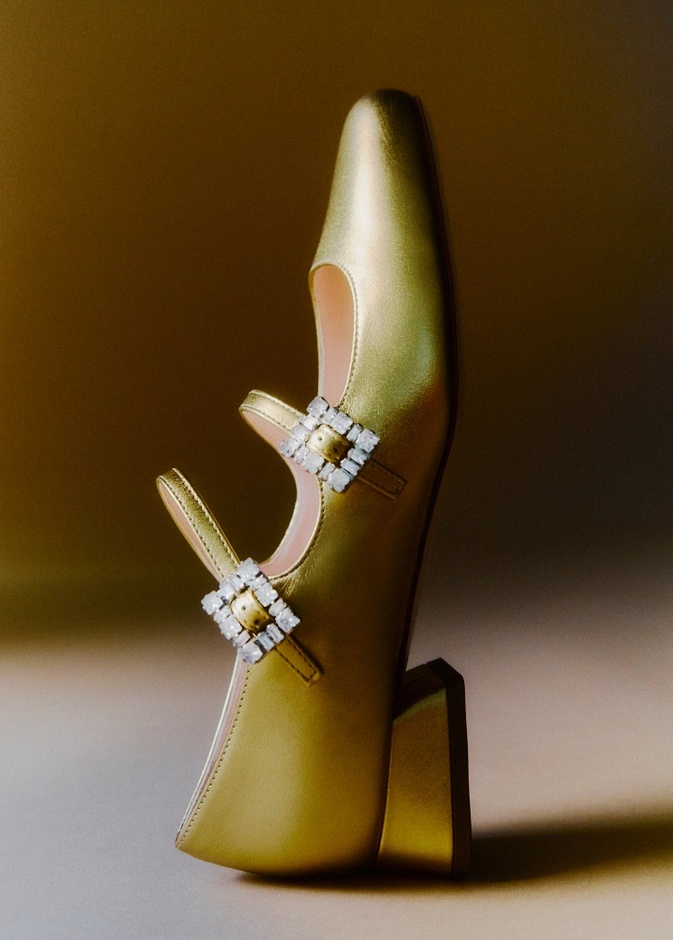 إستمتعي بالألوان مع الأحذية المُبهرة من مجموعة Roger Vivier x Mytheresa الحصرية