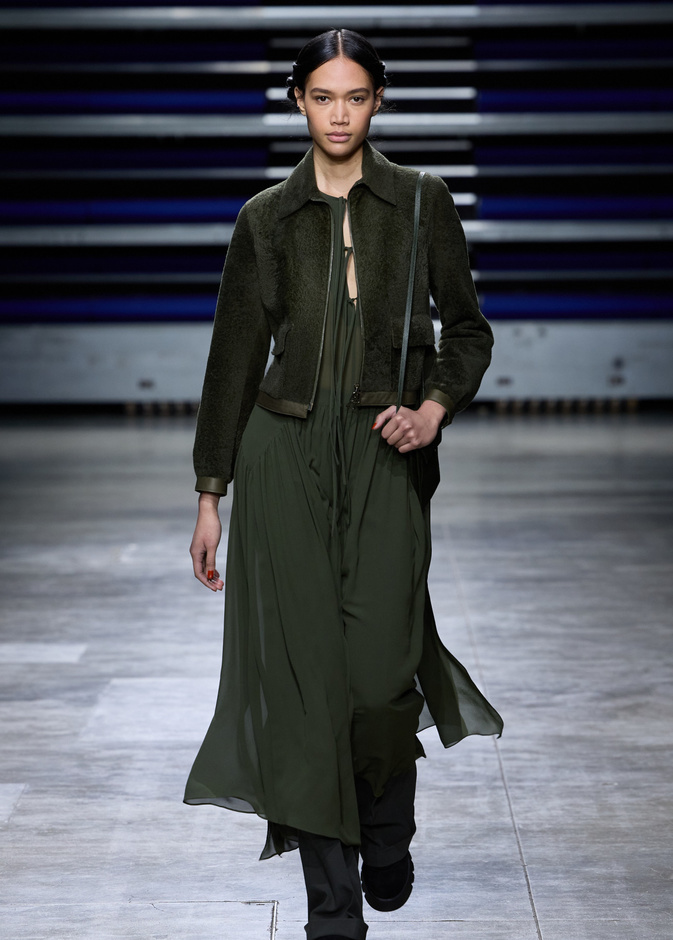 جاكيتات زيتية متجددة لإطلالة أنثوية ومبتكرة