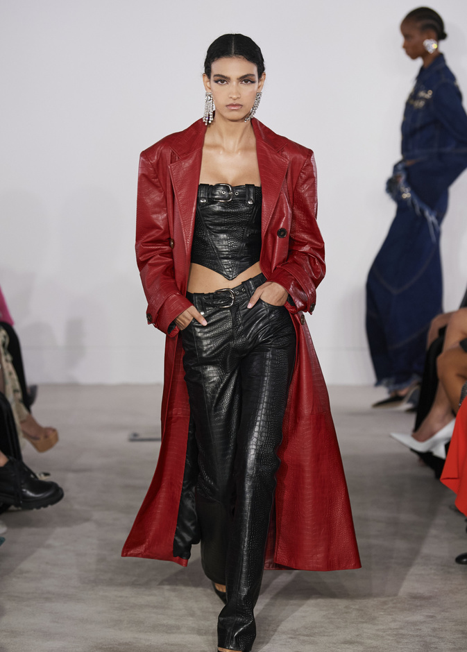 المعاطف الحمراء تليق بكافة المناسبات