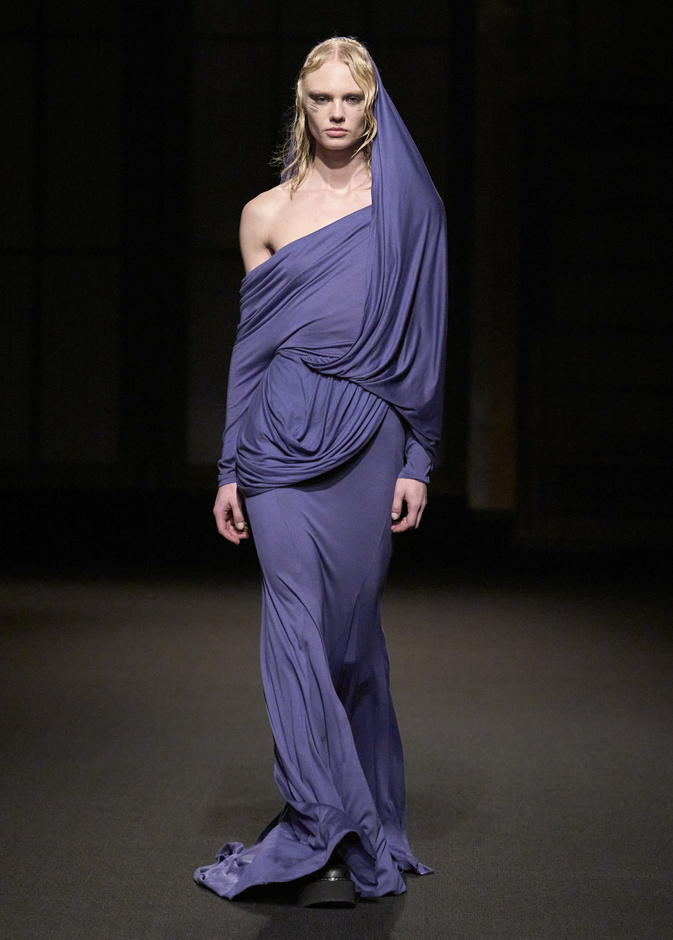 من الفن الانطباعي إلى مدرجات شتاء 2024 اللون البنفسجي يفرض سحره وغموضه