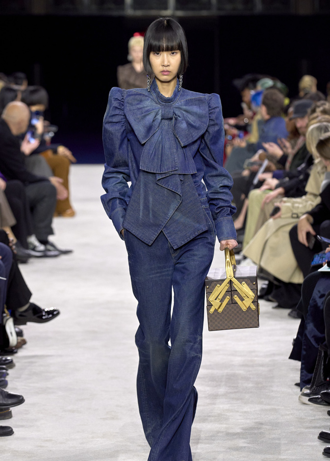 الجينز على الجينز موضة ديناميكية تظهر بقوة في موسم شتاء 2024