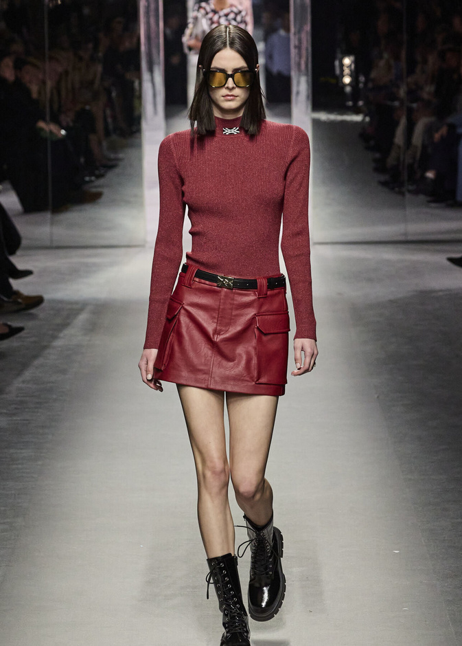 تنانير الجلد الضيقة القصيرة بعيدة عن الصيحات الكلاسيكية