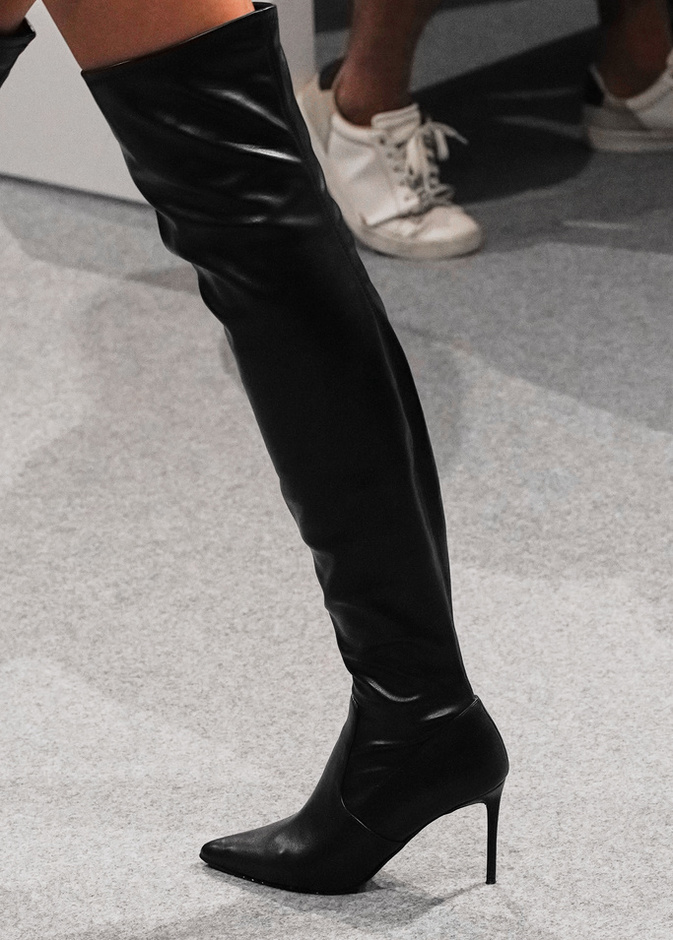 حذاء لافت بمقدمة مروصة من Blanc