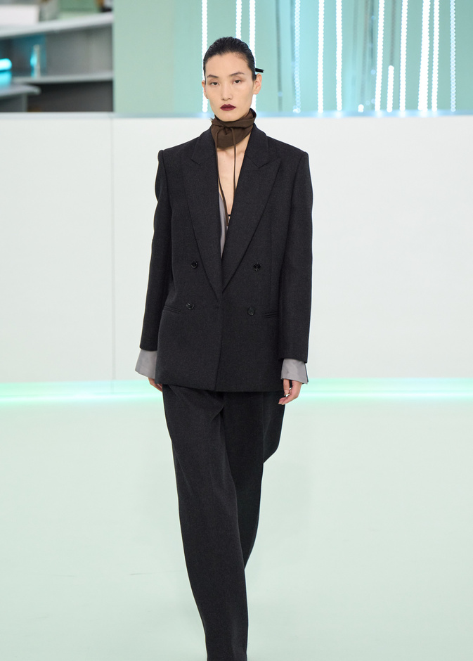 البدلات الرسمية في شتاء 2024 تعبير عن الثقة والجاذبية المطلقة 