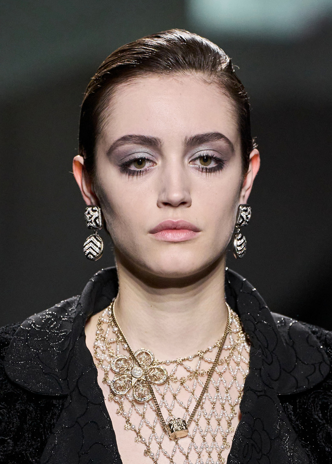 الرموش البارزة موضة الموسم