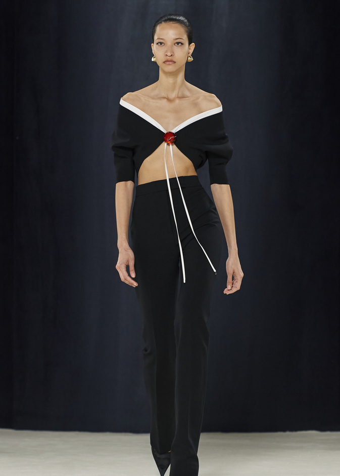 الأزياء الاوف شولدرز هي الموضة الأكثر جاذبية وأنوثة على الإطلاق