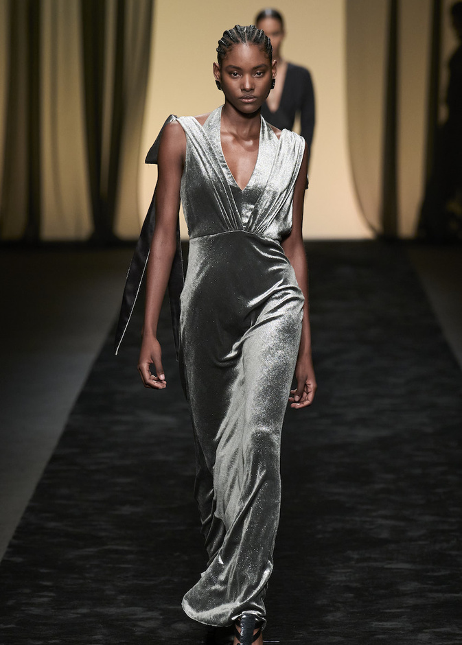 سحر الفساتين المخملية يسيطر على منصات عروض خريف 2023