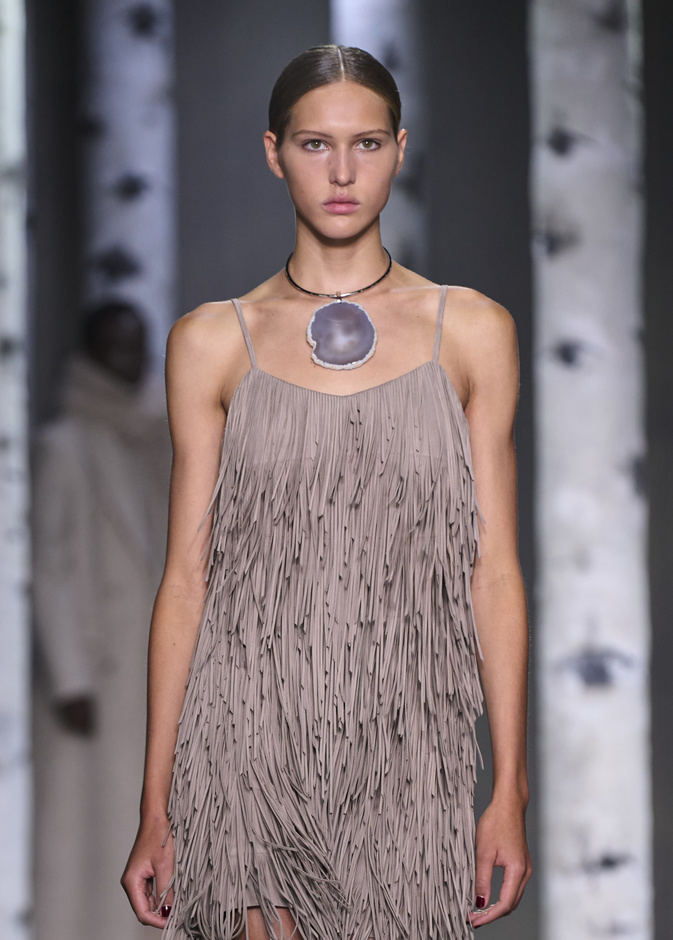 4 إطلالات مختلفة لارتداء القلادة المناسبة لتكوني أكثر جاذبية وجمالاً 