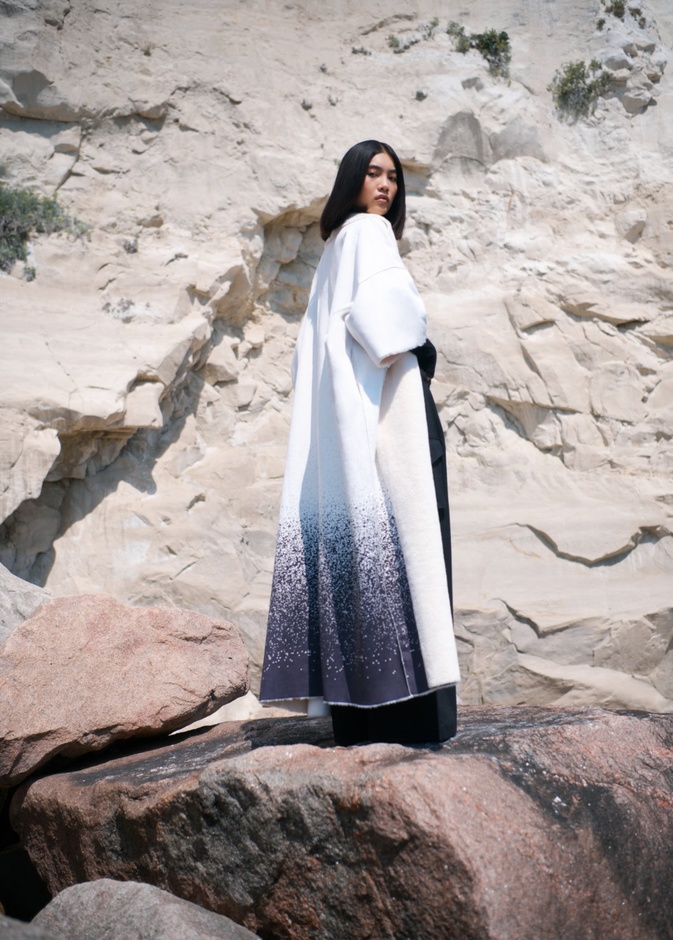 إطلالات شتوية بتصاميم دافئة ونابضة بالحياة من توقيع علامة "ليم"Leem 