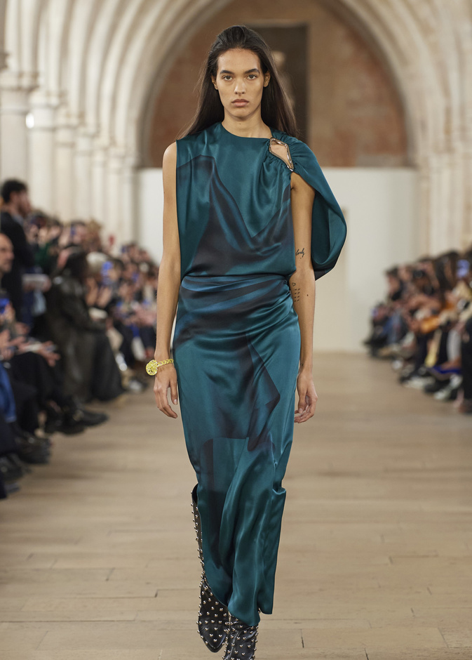 موضة اللون الأزرق البترولي تسيطر على إطلالاتك اليومية