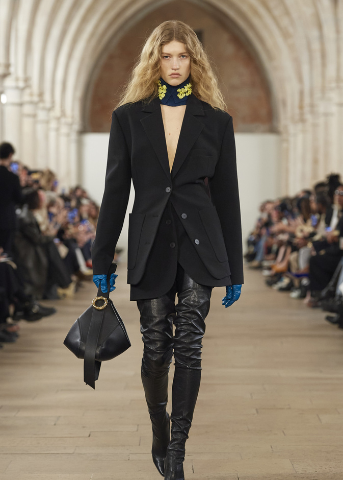 أفكار لارتداء موضة البوت فوق الركبة