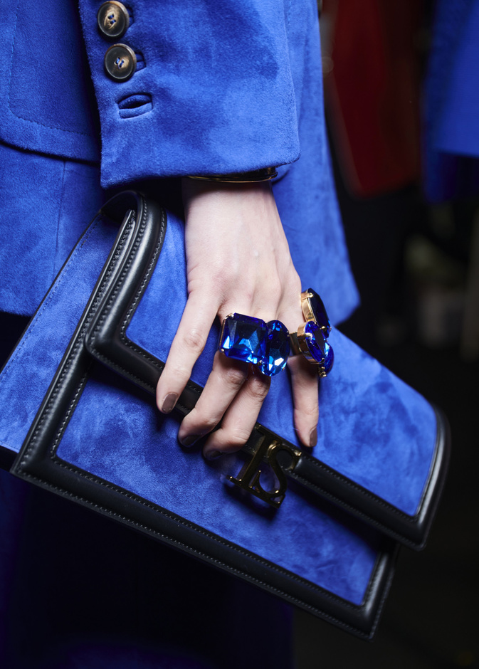 موضة الحقائب المخملية إختيارك الأساسي في الشتاء