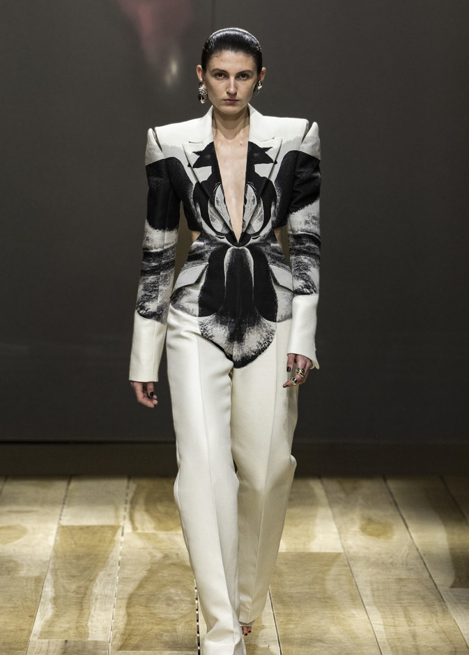 إطلالة الجمبسوت تناسب كل الأذواق..كيف برزت في عروض خريف وشتاء 2023؟