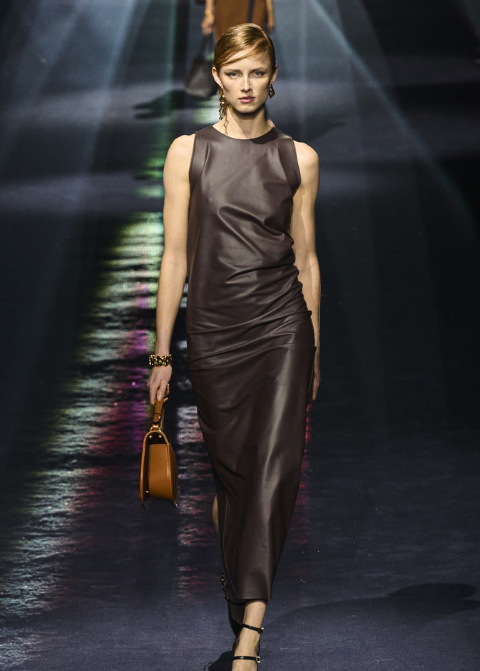 الفستان البني خيار مثالي لإطلالة الشتاء الكلاسيكية بعيداً عن الألوان الأخرى!