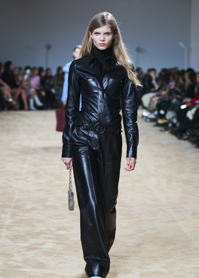  تصاميم الجمبسوت حاضرة في أزياء خريف 2023 وبقوة!