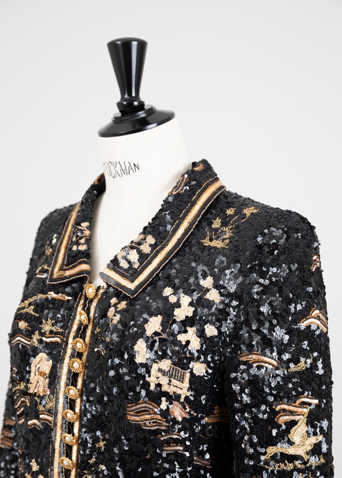 معطف شانيل حقق 312 ألف يورو