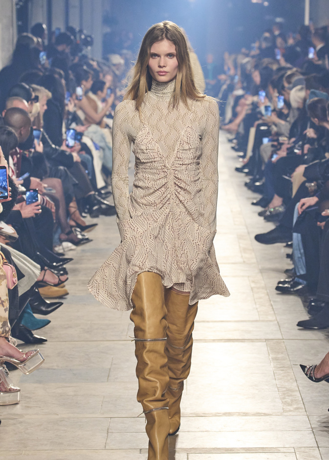 تنسيق الفساتين القصيرة مع الجزمات الصيحة المفضلة لمختلف النساء حول العالم 