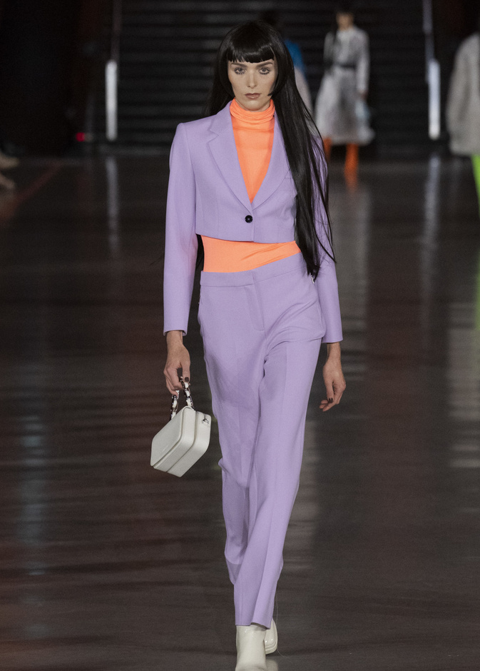 البنطلون البنفسجي الفاتح أبعد ما يكون عن الستايل الكلاسيكي