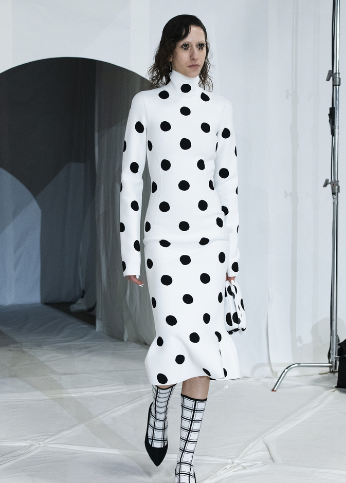 موضة الأزياء المنقطة تنقلك الى عالم الموضة العصرية