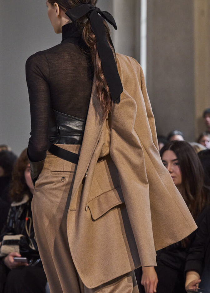 الألوان الترابية تهيمن على موضة الشتاء