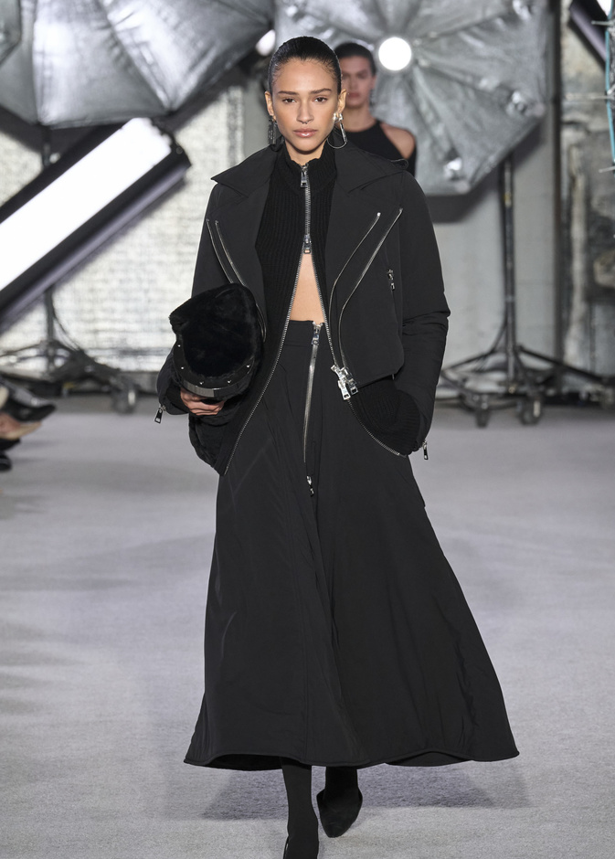 السحابات المعدنية اختراع غيّر وجه الموضة الحديثة وعاد ليكون أبرز صيحات الموضة في خريف 2023