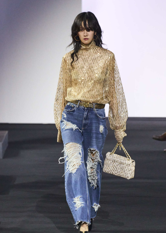 موضة سراويل الجينز المنقوشة والغريبة