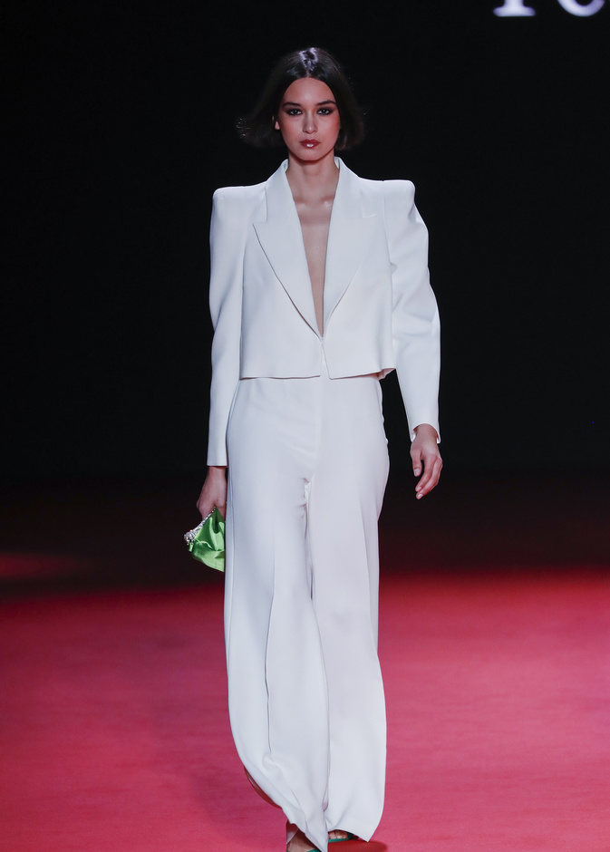 موضة البنطلون الأبيض الواسع والستايل الكلاسيكي