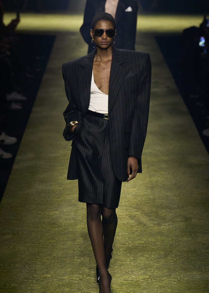 تصميم سان لوران من مجموعة خريف 2023