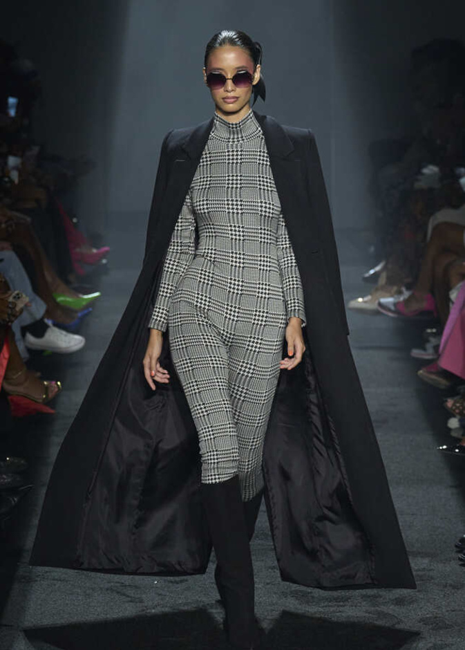 إطلالة من Sergio Hudson